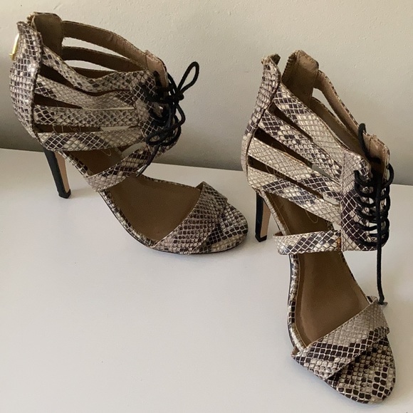 Snake print heelsπ - Picture 2 of 7